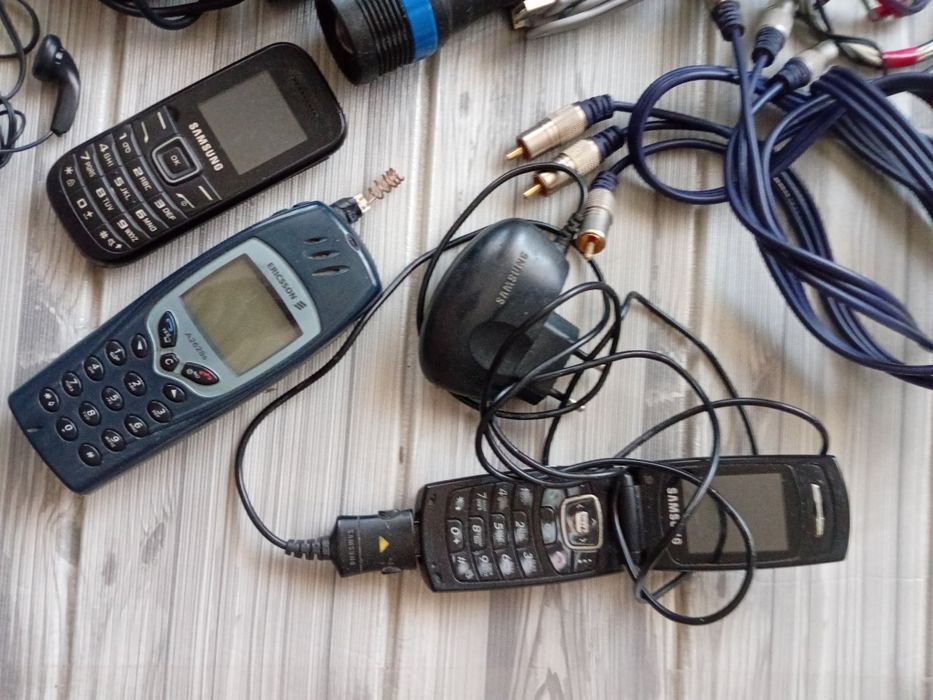 На запчасти .шнуры ,телефоны,фонарики.