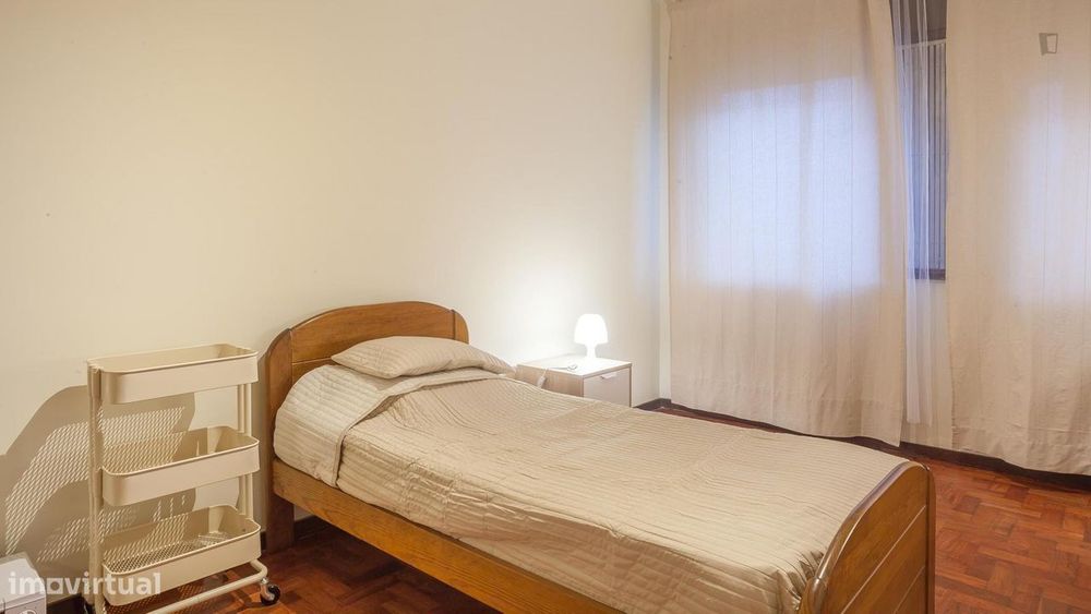 5333 - Quarto com cama de solteiro, com casa de...