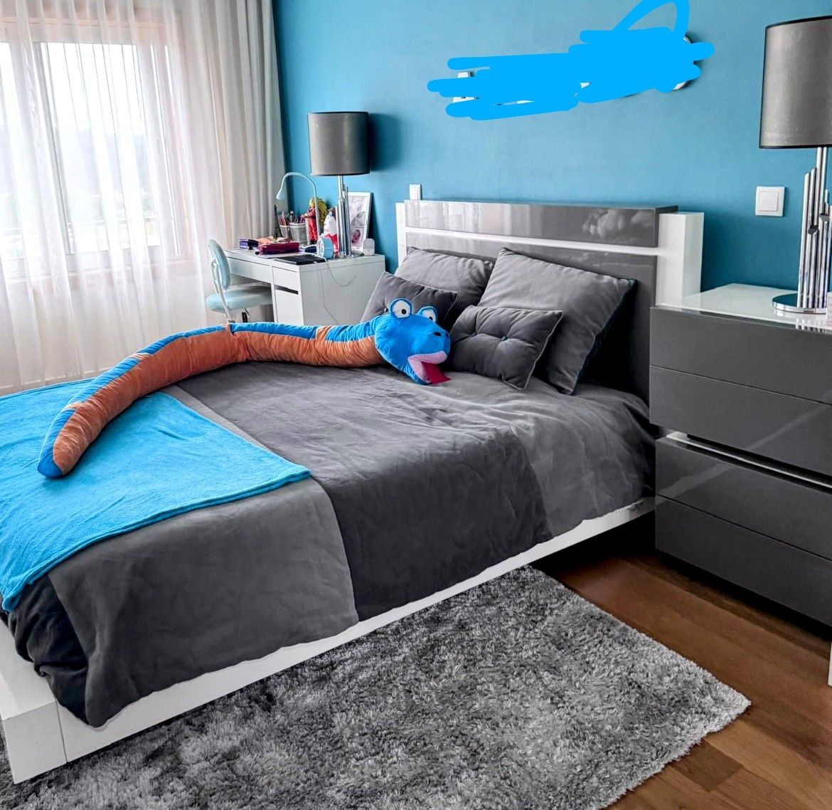 Cama com 2 mesas de cabeçeira e candeeiros