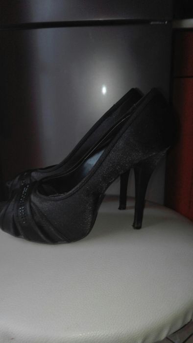 Eleganckie czarne szpilki r.38