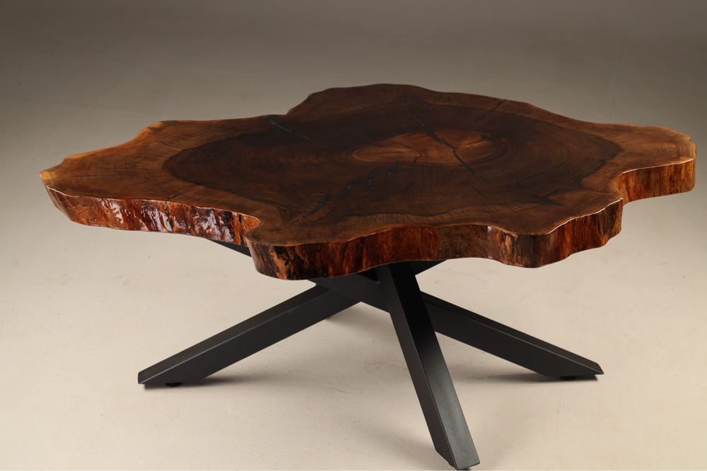 Стіл кавовий з горіху з епоксидною смолою