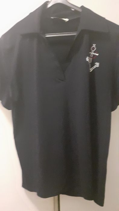Blusa de malha de seda  preta com uma ancora em brilhantes vermelhos e
