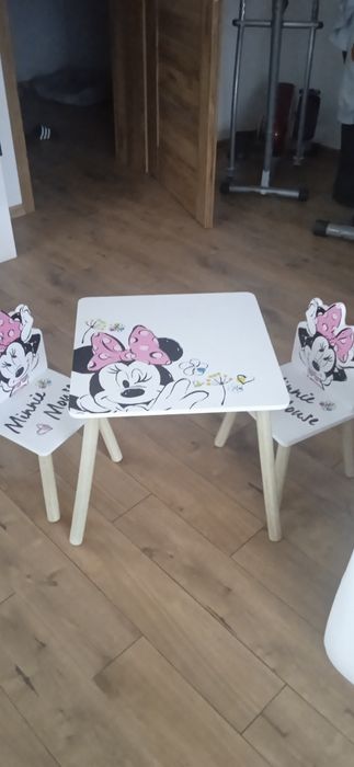 Stoliczek dziecięcy wraz z krzeselkami