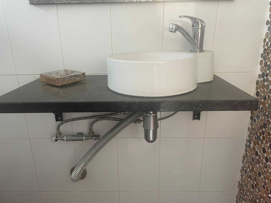 vendo pedra preta com lavatorio e torneira