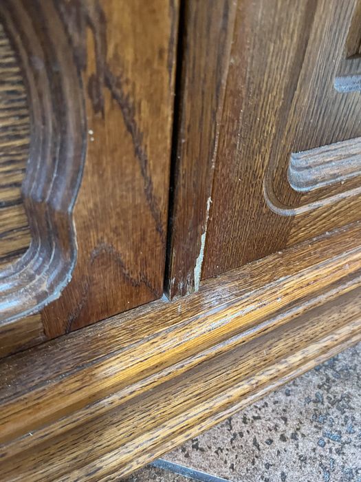 Sprzedam elegancką, solidnie wykonaną komodę w ciemnym kolorze drewna.