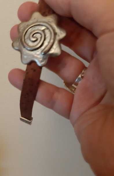 Pulseira em cortiça com flor prateada