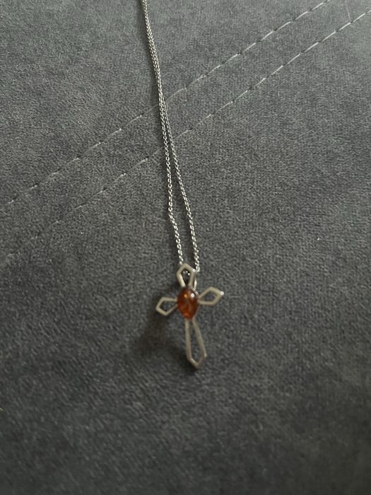 Łańcuszek z krzyżykiem z bursztynem, srebro rodowane