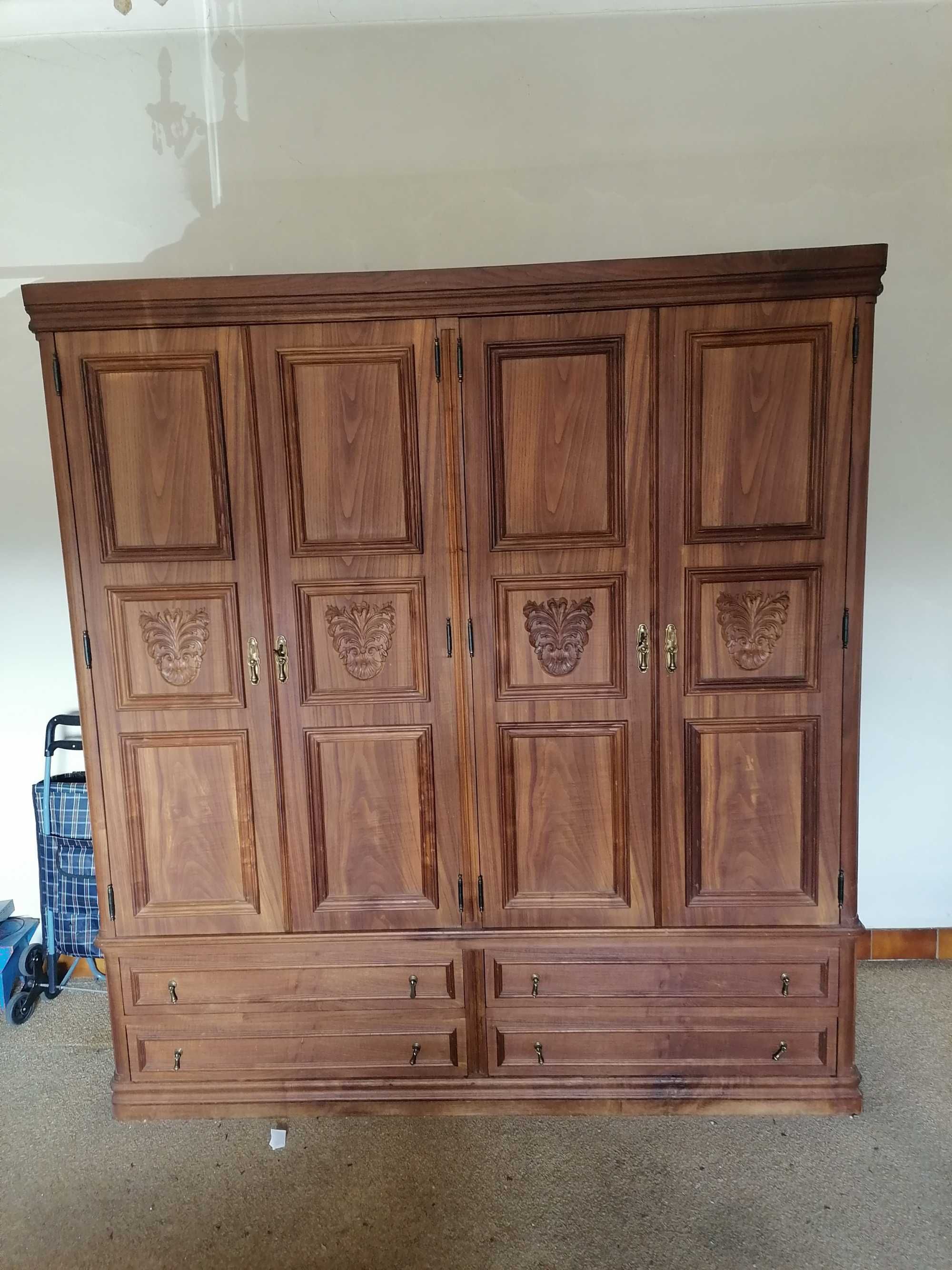 Quarto de Casal Completo em Madeira