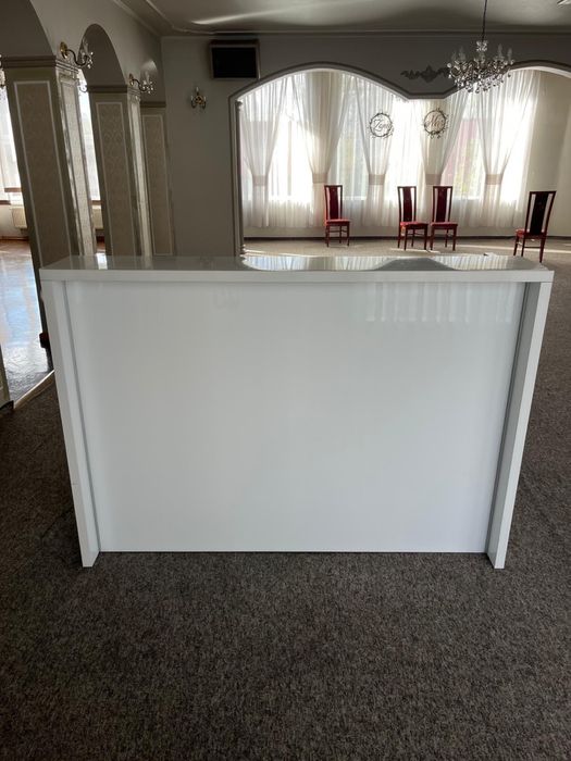 Mobilny bar gastronomiczny bialy połysk