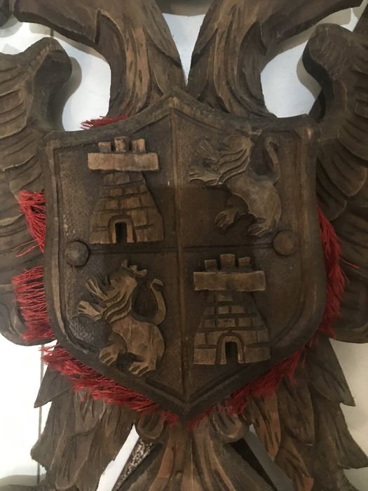 Espadas ferro e insignia de madeira