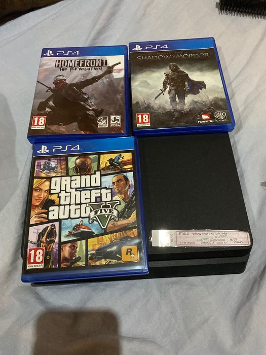 PS4 Normal // 3 Jogos // 1 Comando