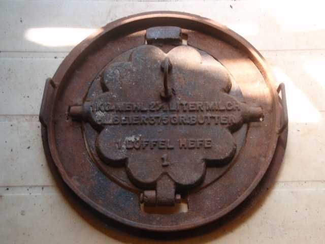 Stara żeliwna wafelnica gofrownica