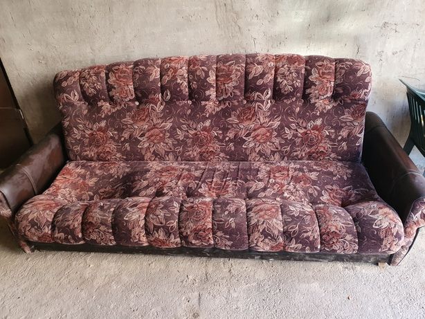 диван коричневого кольору