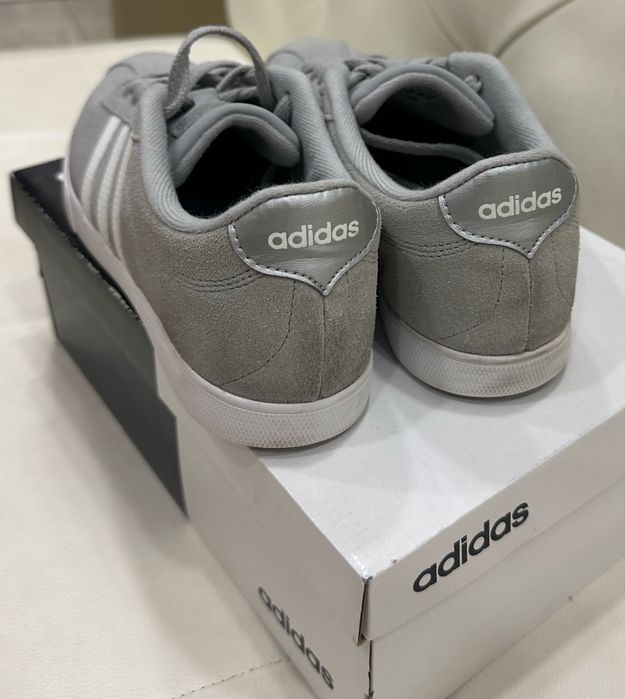 Кросівки жіночі adidas сірі замша р.38,5