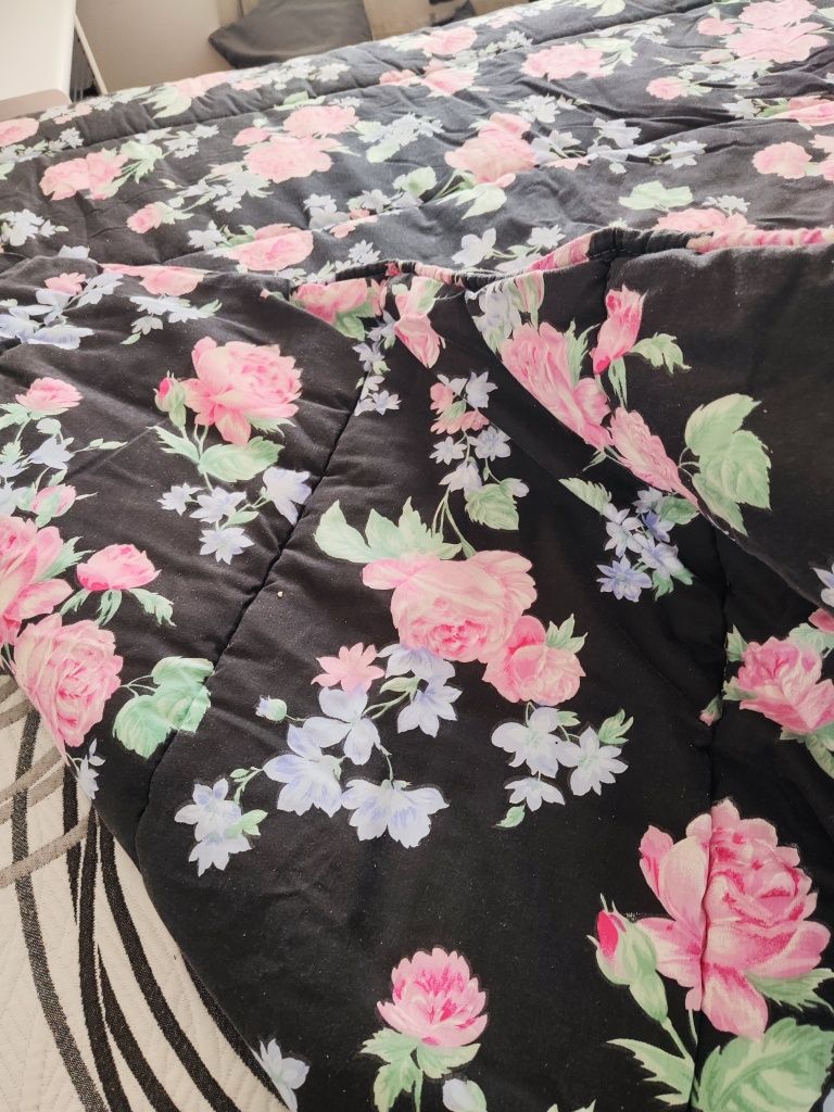 Edredom/colcha, preto com flores rosa