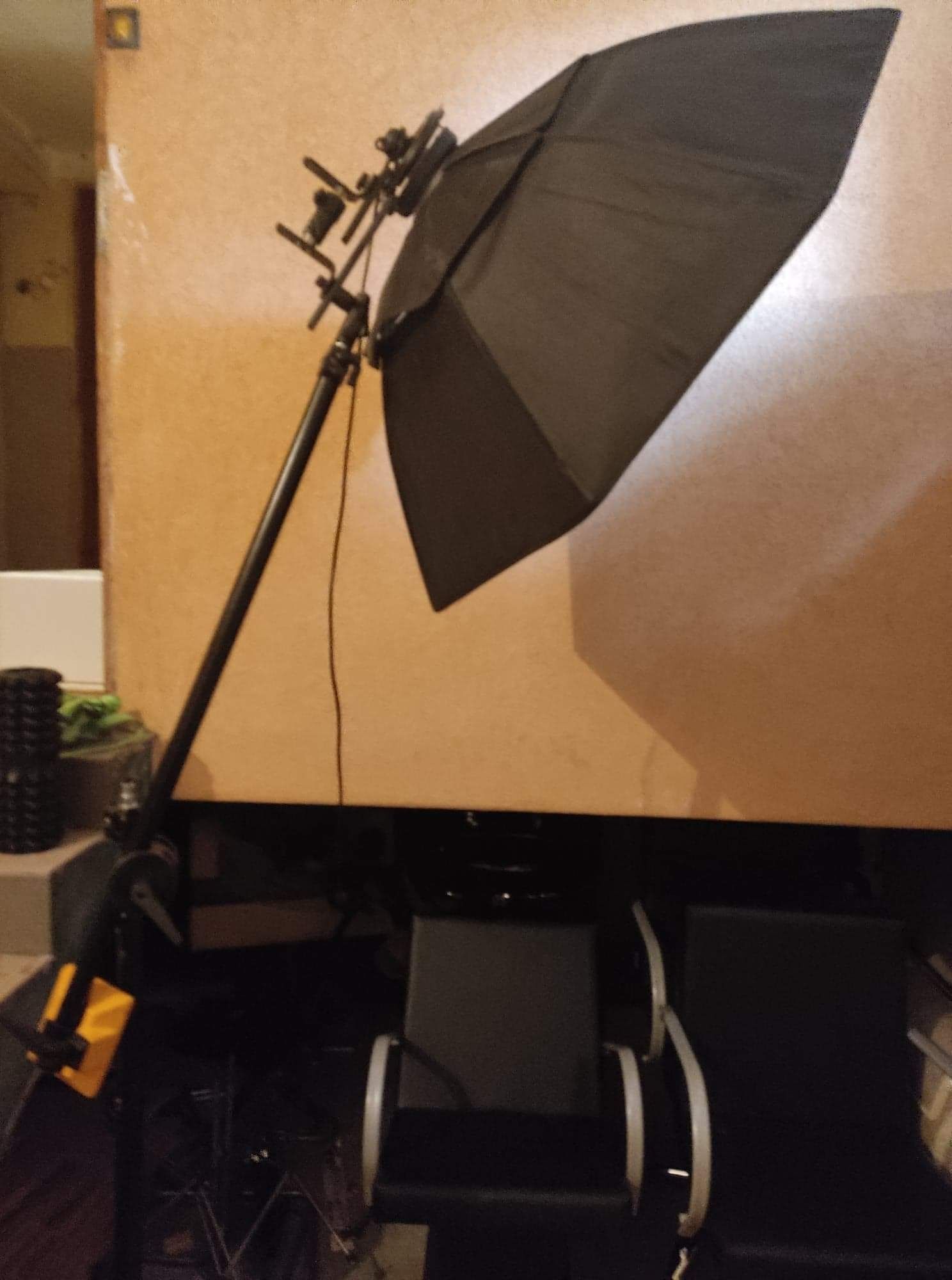 Trzy lampy fotograficzne, plaster miodu, zmiękczenie, parasol