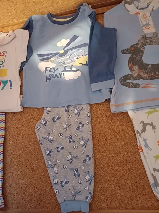 Roupa de bebé. 
Conjunto