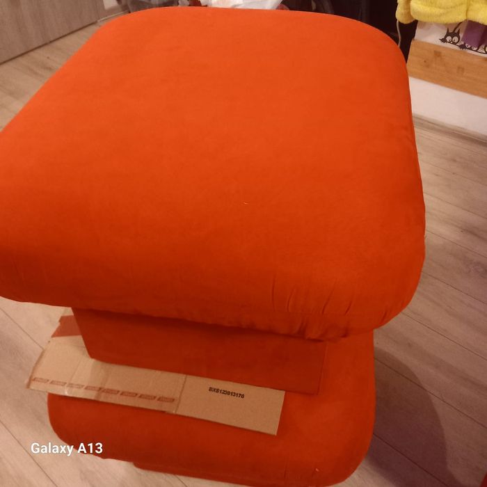 Sprzedam dwa duże pufy.