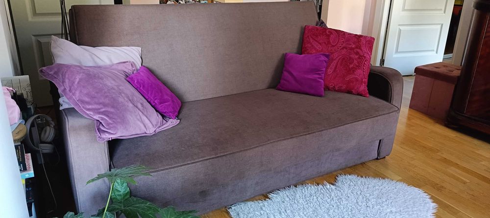 Brązowa sofa rozkładana do spania z dużym pojemnikiem na pościel