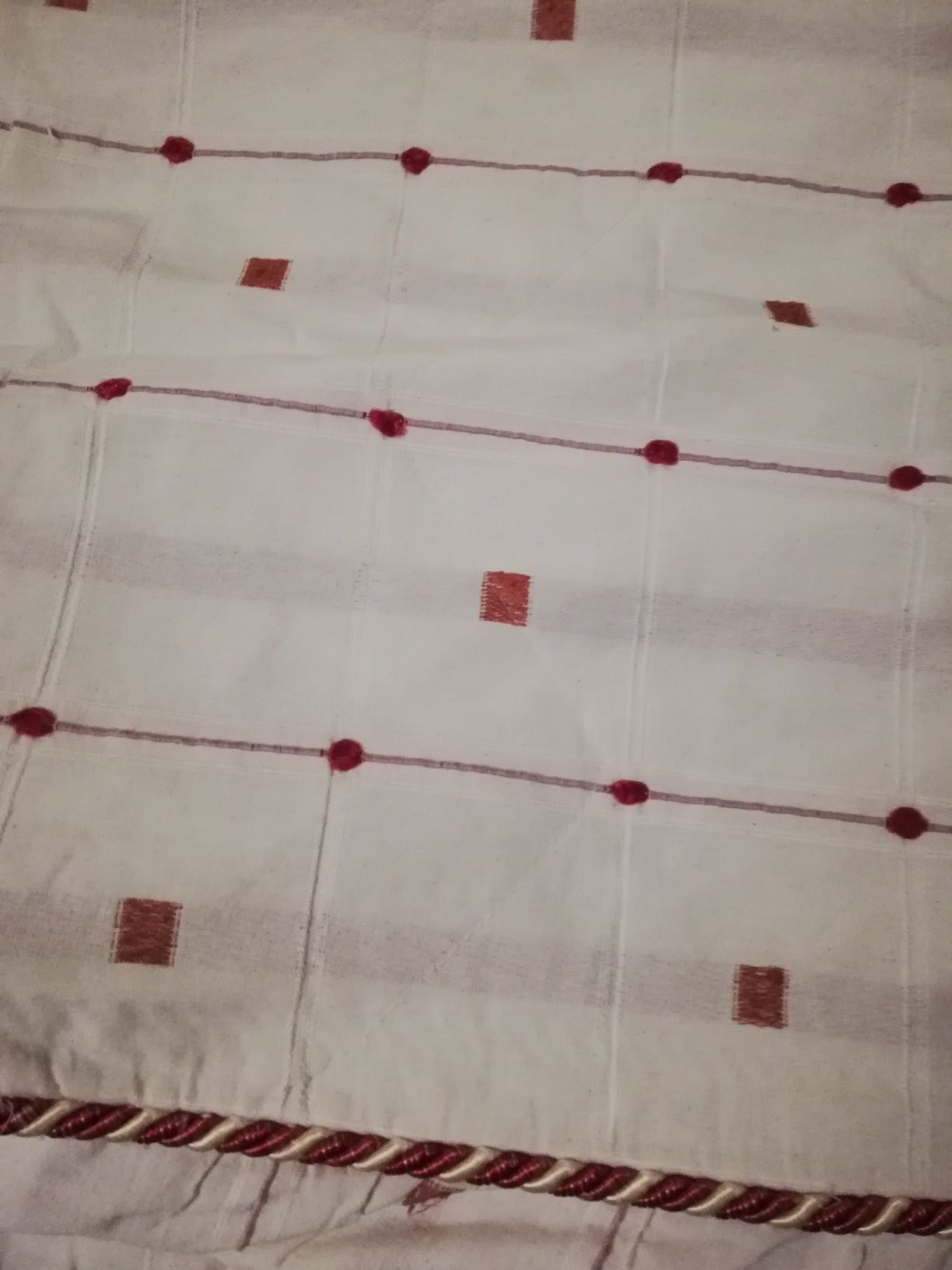 Edredao branco com pontos bordeaux