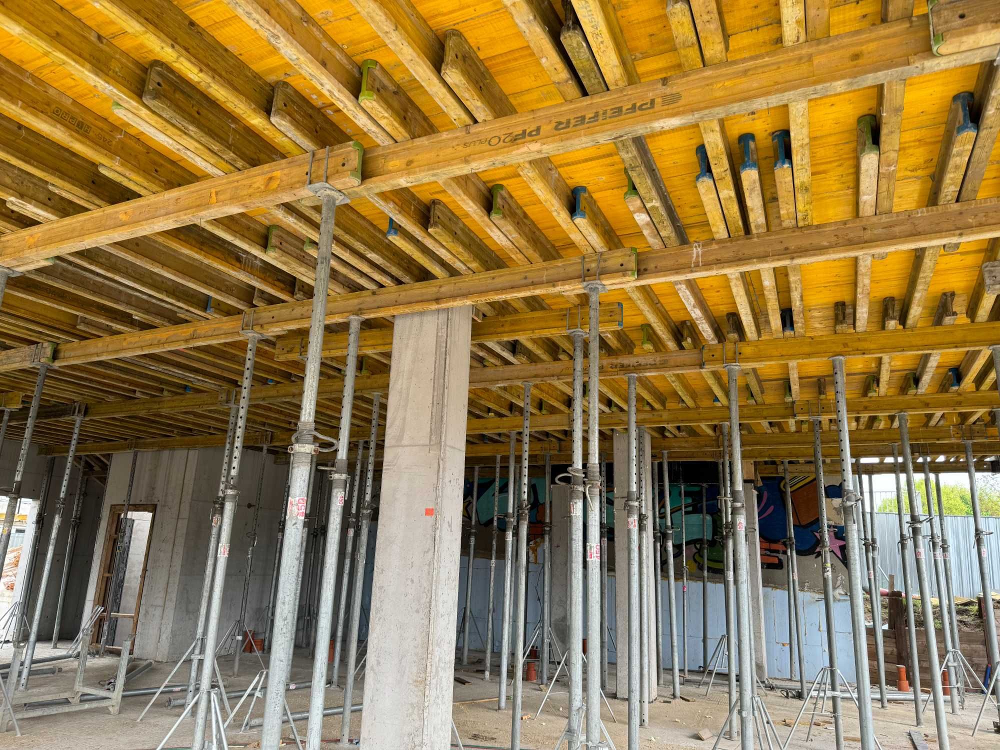 Wynajem i sprzedaż szalunków rusztowań podnośników kontenerów ogrodzeń