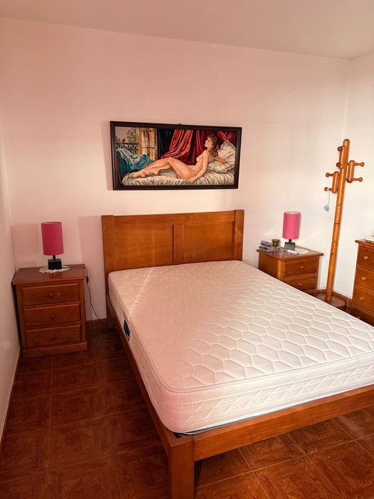 Cama, mesas cabeceira, cómoda e roupeiro