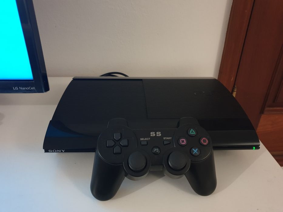 Playstation 3 Super Slim + Comando