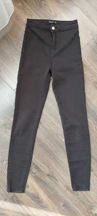 Spodnie jeans czarne ze streczem z wysokim stanem Bershka