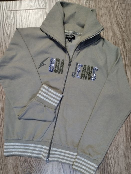 Продам жіночу толстовку.