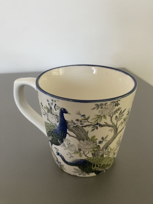 porcelanowy kubek Laura Ashley o pojemności 320 ml.