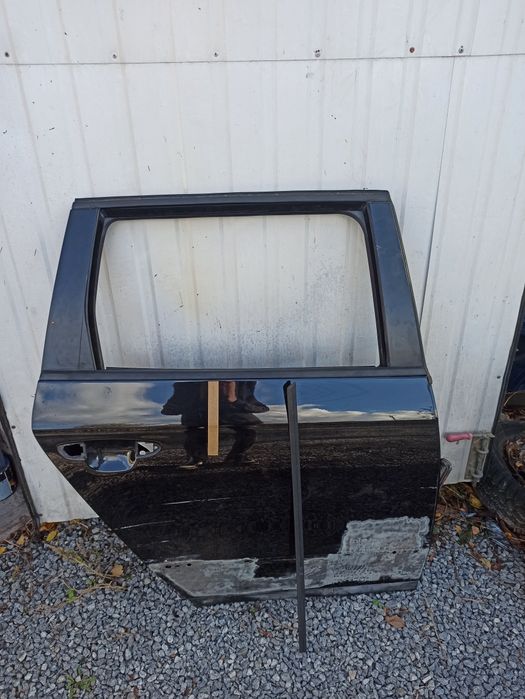 Задняя правая дверь Volkswagen Passat B6 универсал