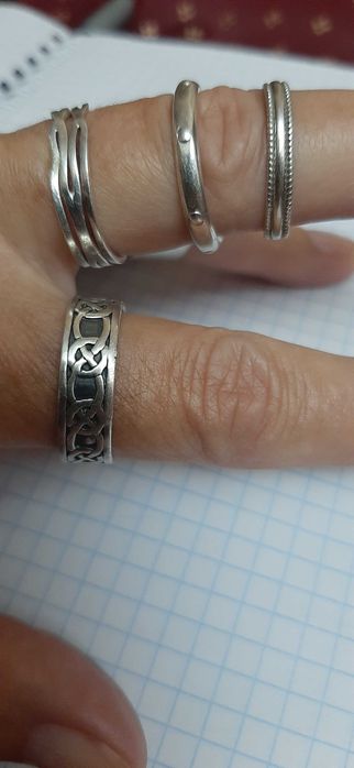 Продам женское серебряное кольцо