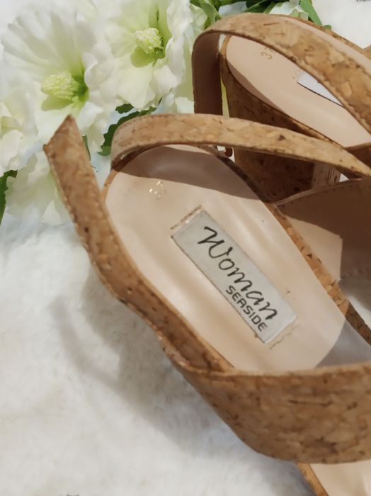 Sapato salto alto de cortiça