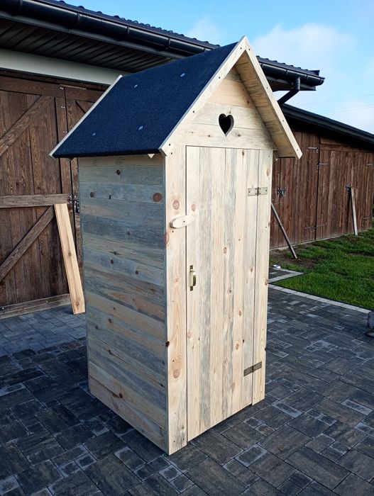 Wychodek kibel szalet toaleta drewniana WC ogrodowe latryna ubikacja
