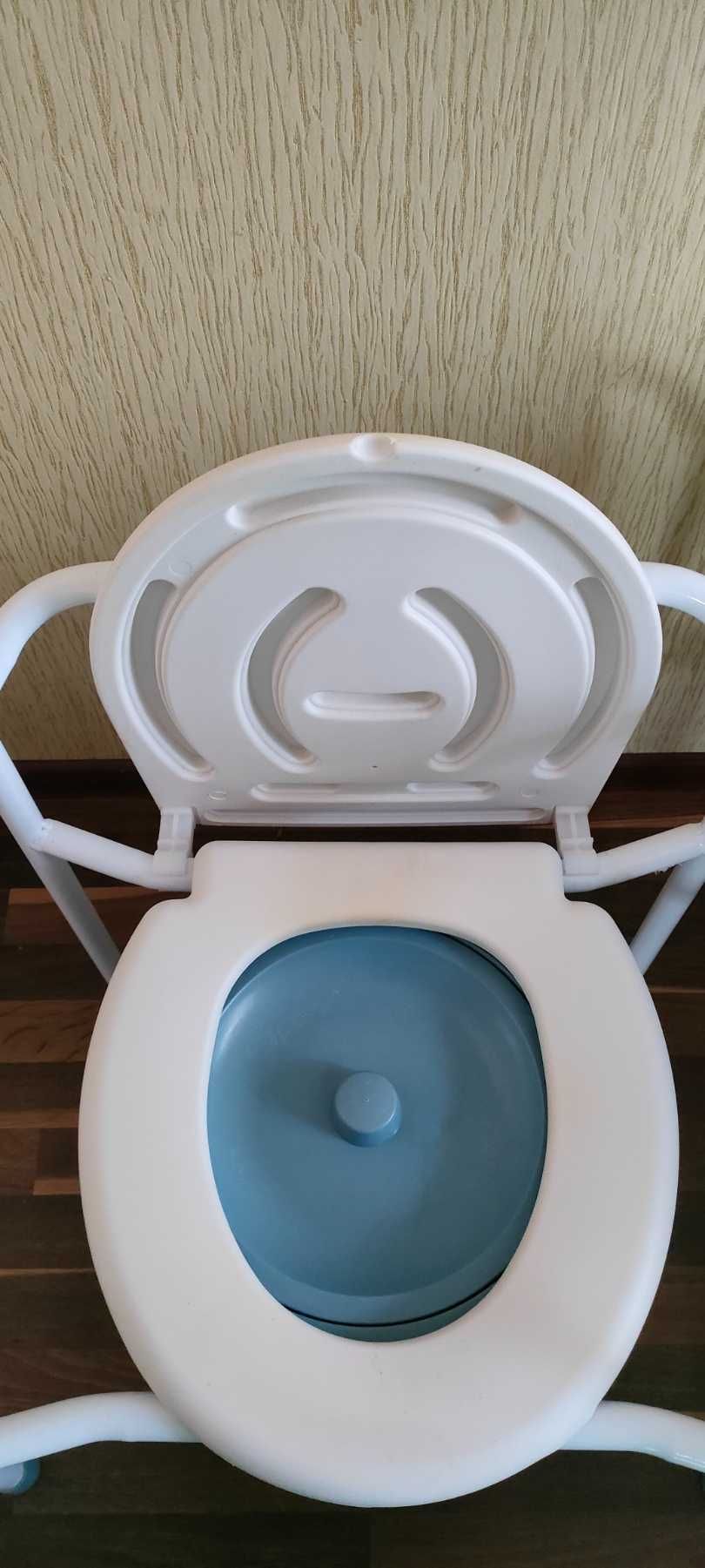 Крісло туалет  для людей  з обмеженими фізичними можливостями