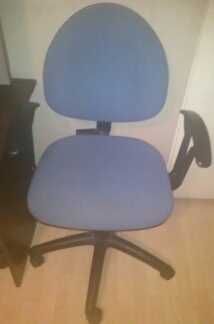Niebieskie krzeslo obrotowe biurkowe