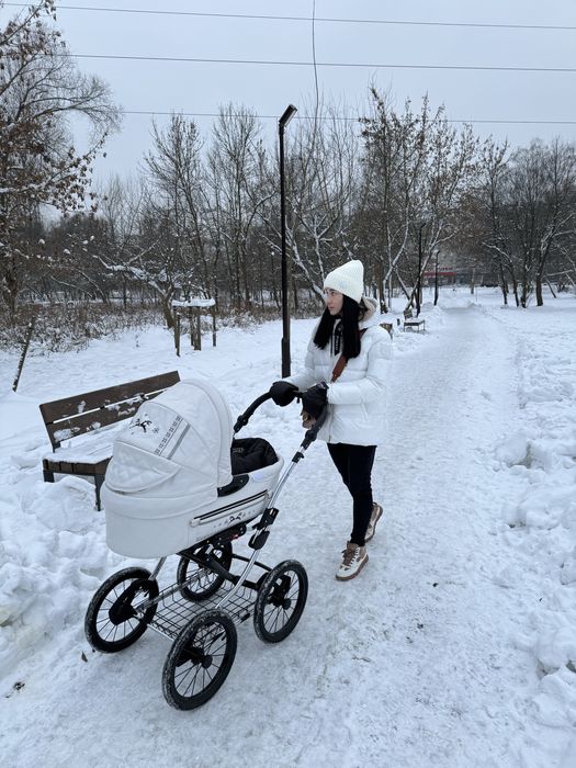 Дитячий візочок білий