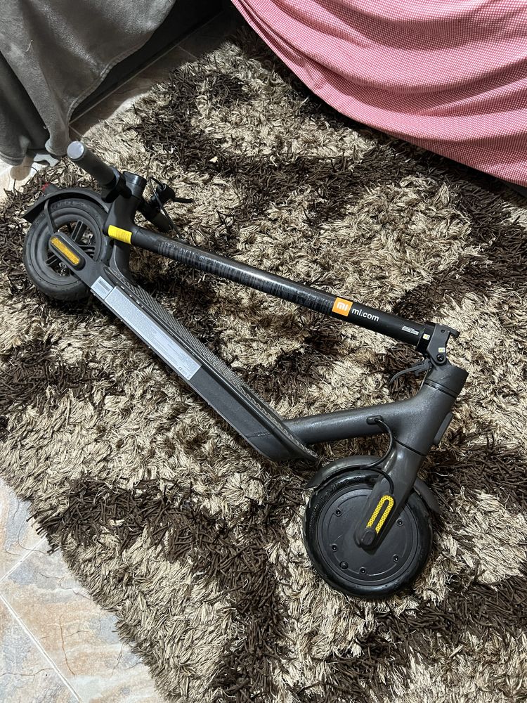 Trotinete Elétrica Xiaomi Mi Electric Scooter Essential Preta