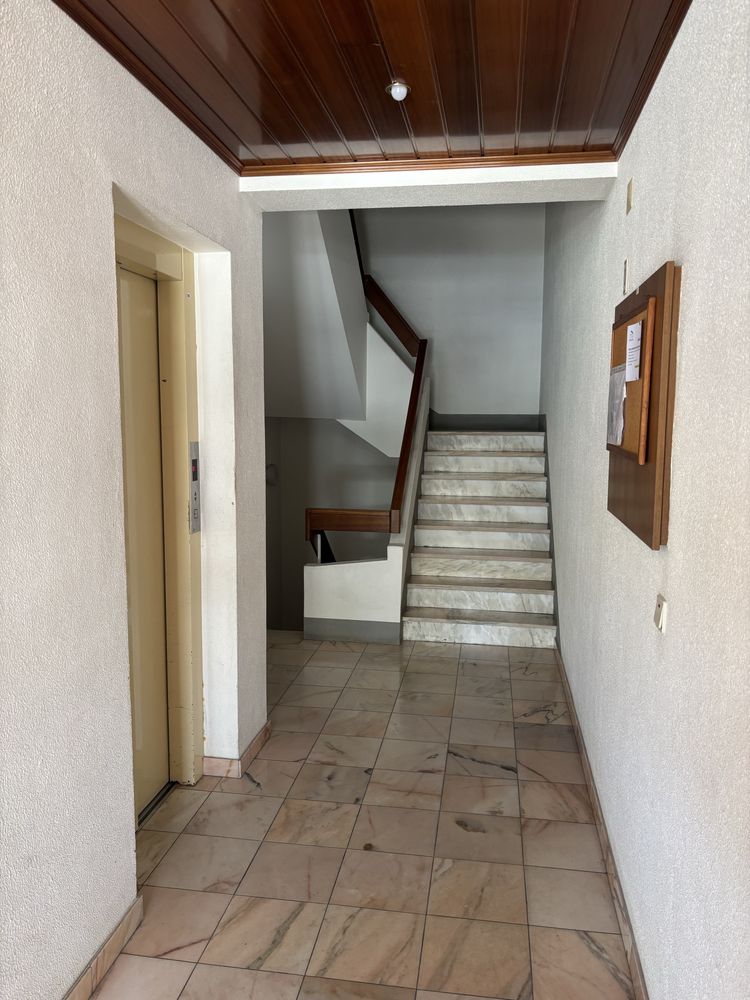 Apartamento T2 garagem elevador e terraco Cotovia