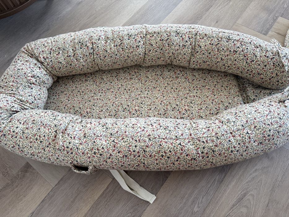 Konges Slojd kokon gniazdo niemowlece z pałąkiem na zabawki