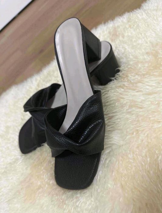 Chinelos Pretos Salto