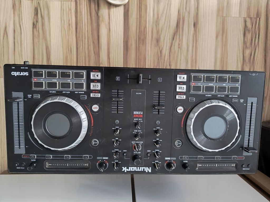 Numark Mixtrack Platinum 2