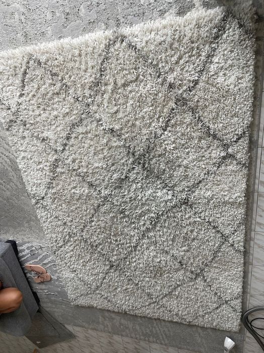 Carpete branca e cinza