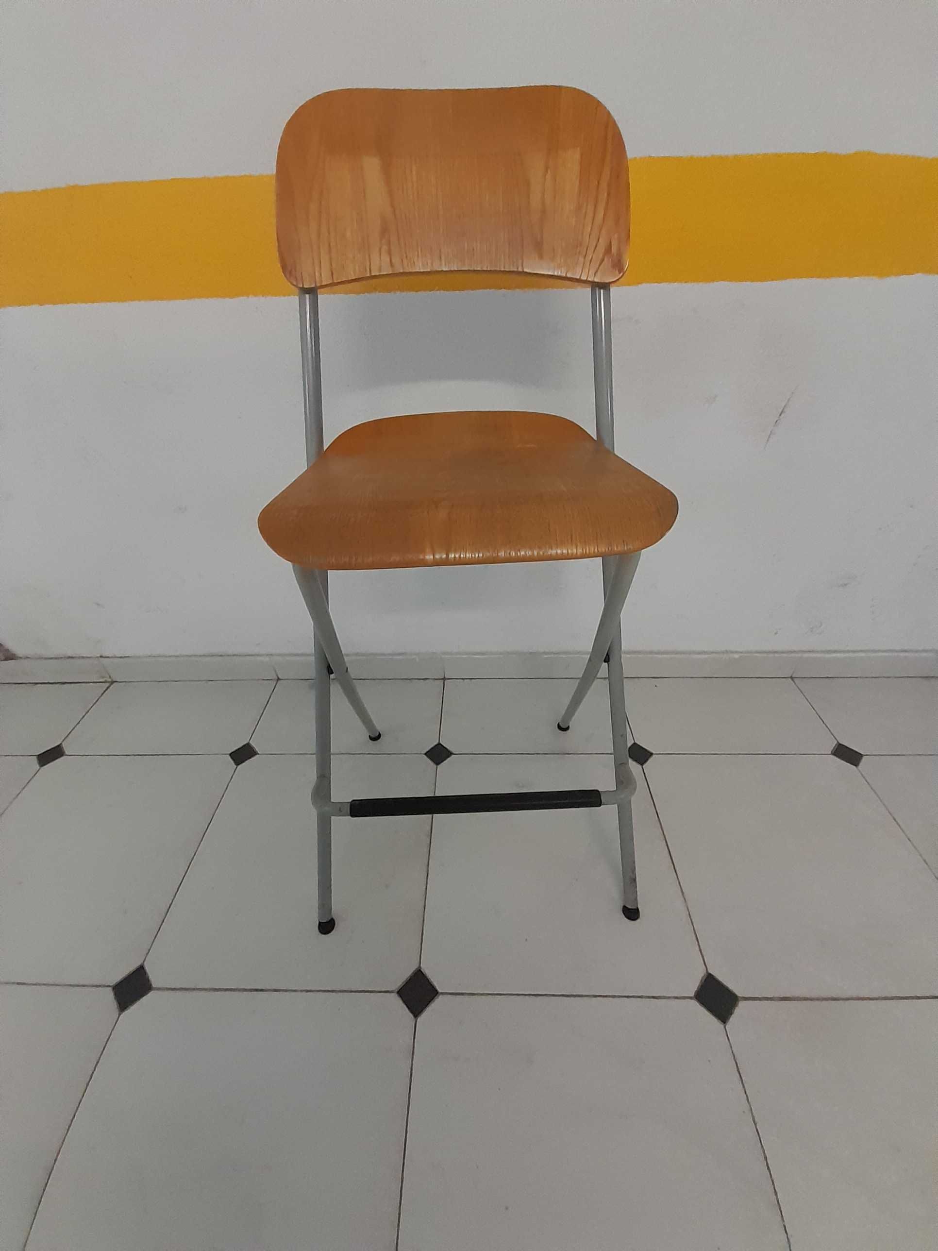 Banco alto/cadeira cerca de um metro, dobravel facil arrumação