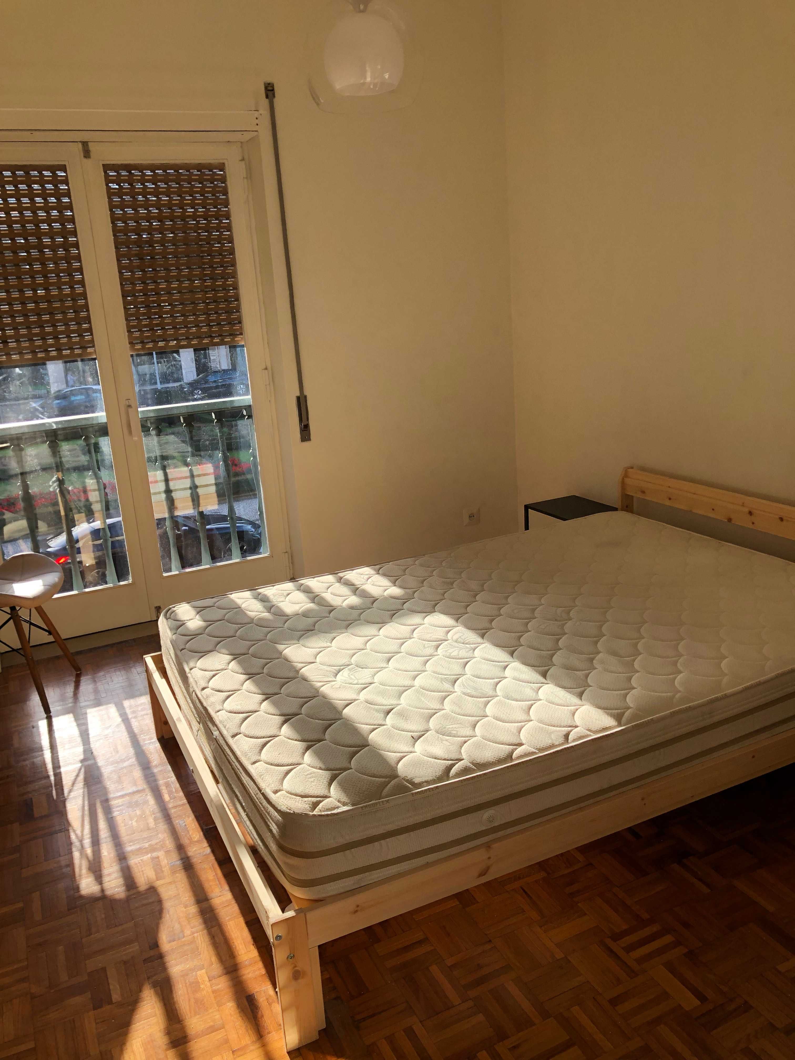 Quarto com cama de casal no centro de Guimaraes, perto do Shopping