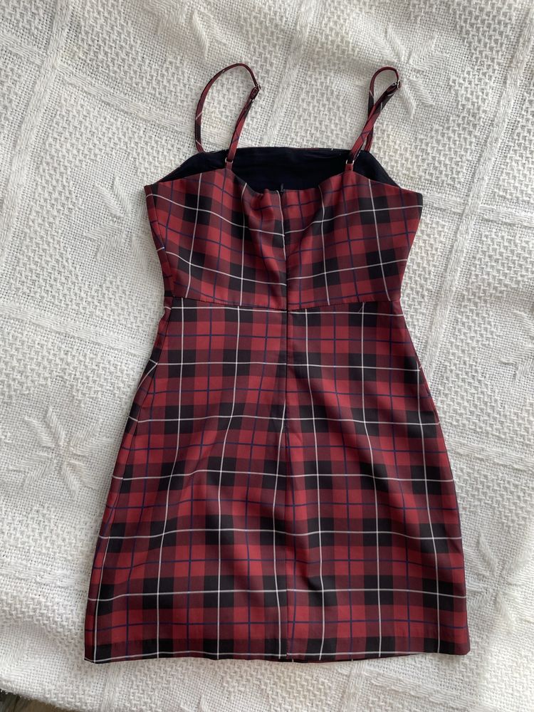 Sukienka w kratkę pull and bear dopasowana czerwona