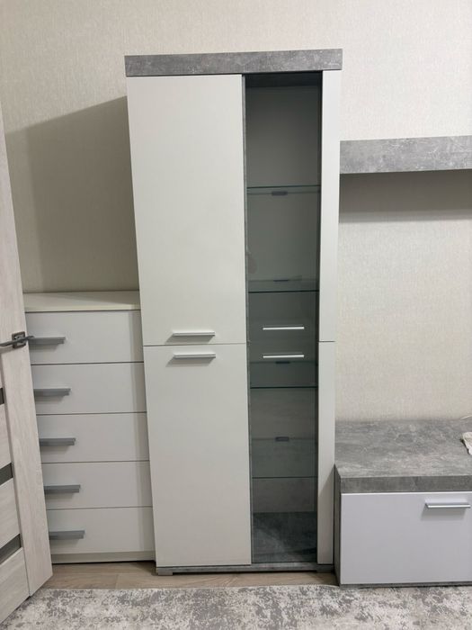 Продам шафу зі скляними дверцятами