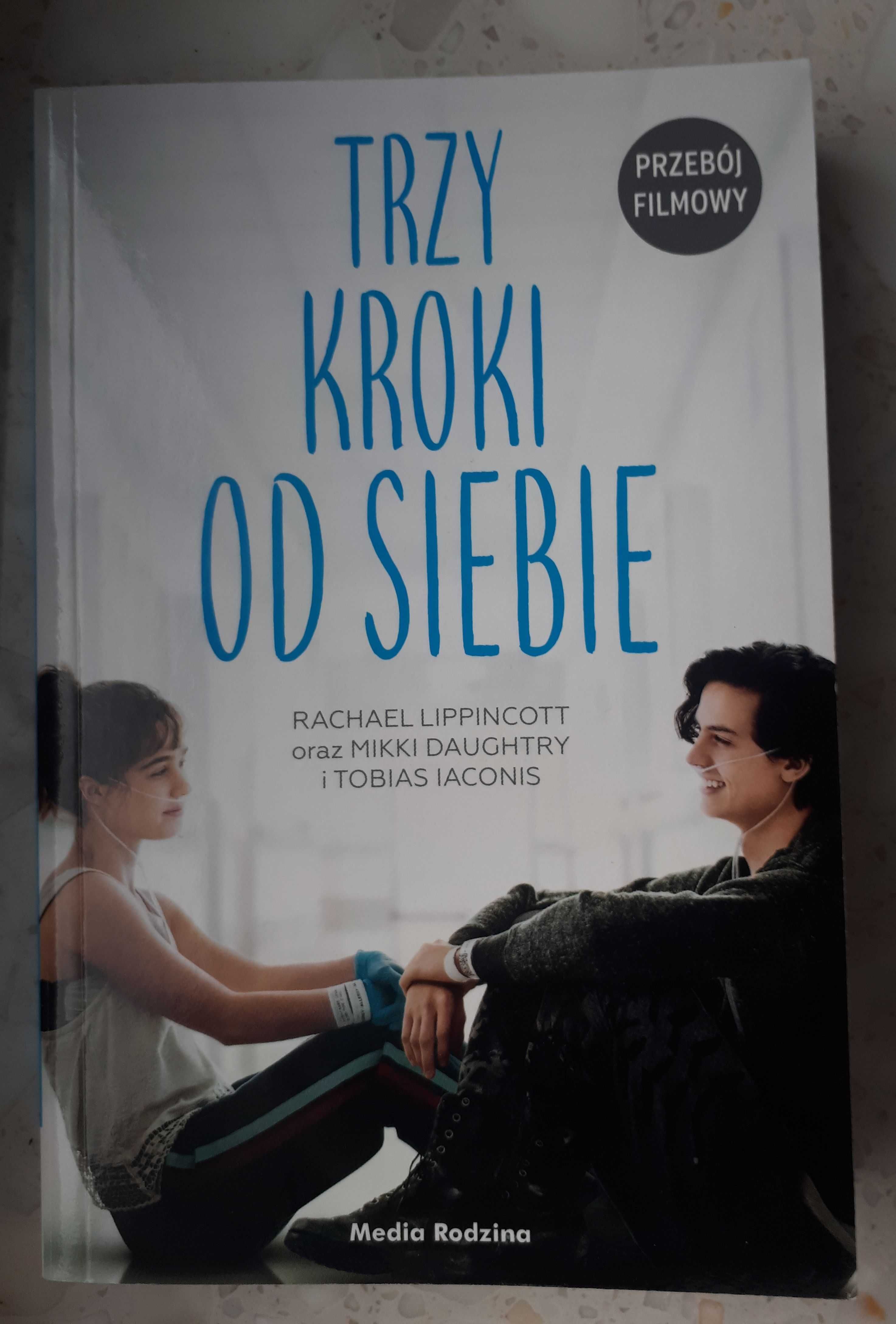 Trzy kroki od siebie