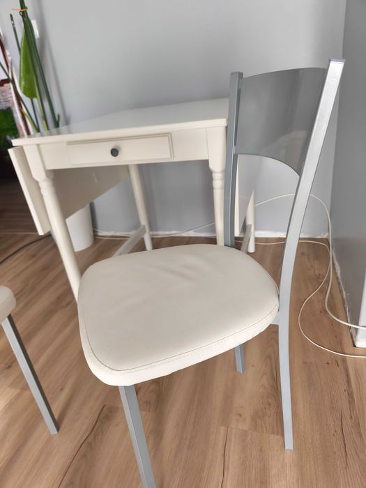 Mesa novo como poucos dias de uso com 2 cadeiras preço negociável