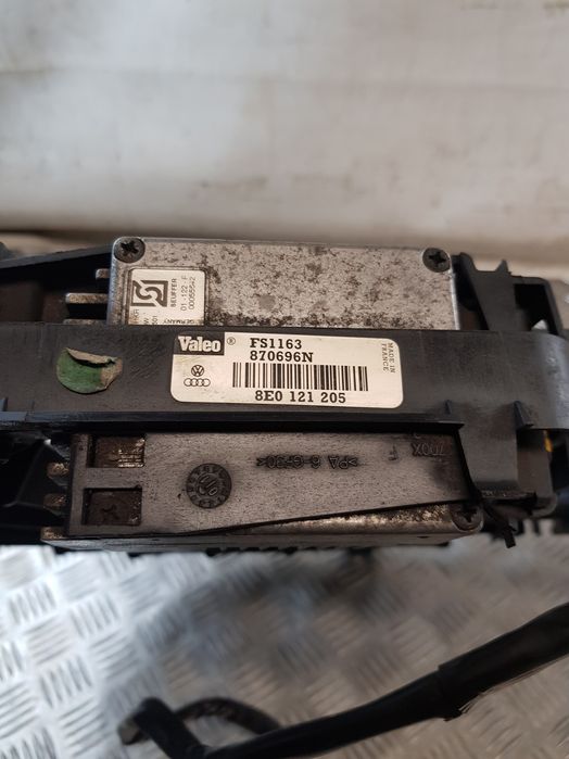 Wentylator Chłodnicy Żaluzja Moduł 8E0121205 Audi A4 B6 2.0Fsi